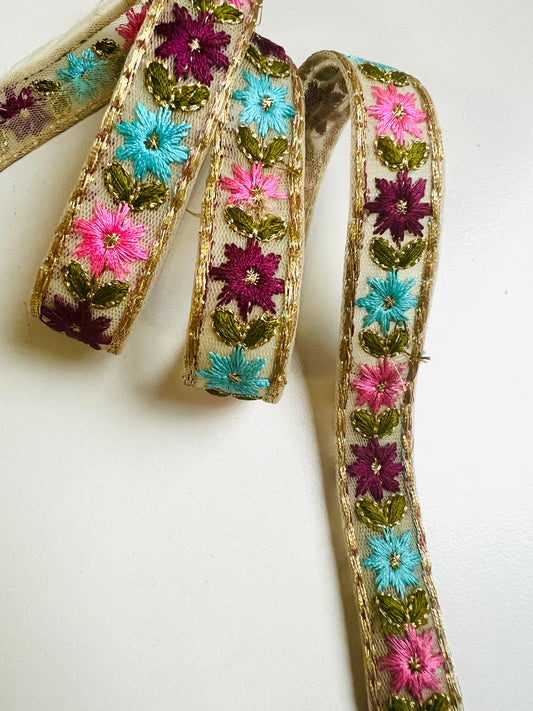 Galon Brodé Doré à Petites Fleurs Colorées