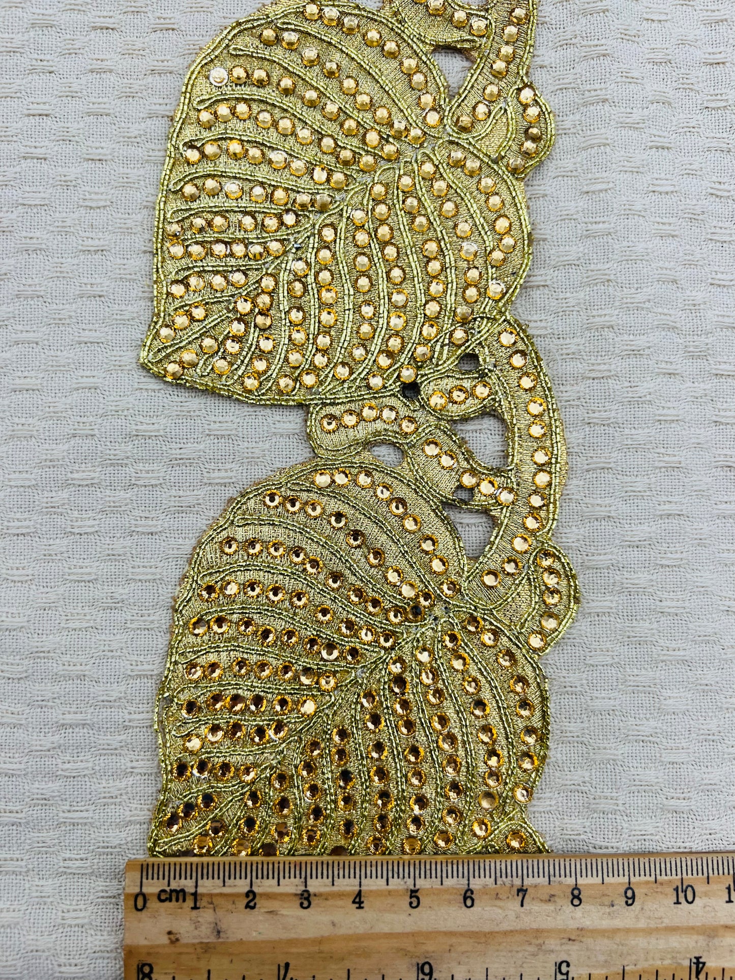Galon oriental doré à feuilles sculptées
