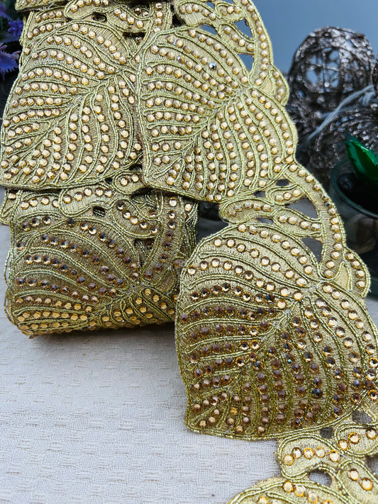 Galon oriental doré à feuilles sculptées