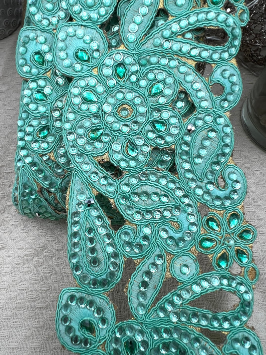 Galon oriental vert émeraude à motifs floraux