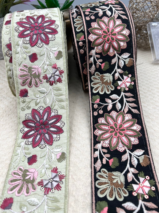 Galon brodé floral noir et vert sauge