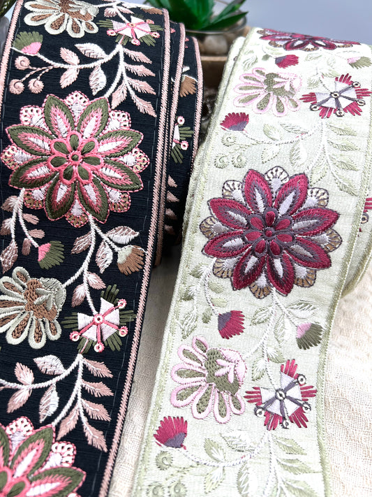 Galon brodé floral noir et vert sauge