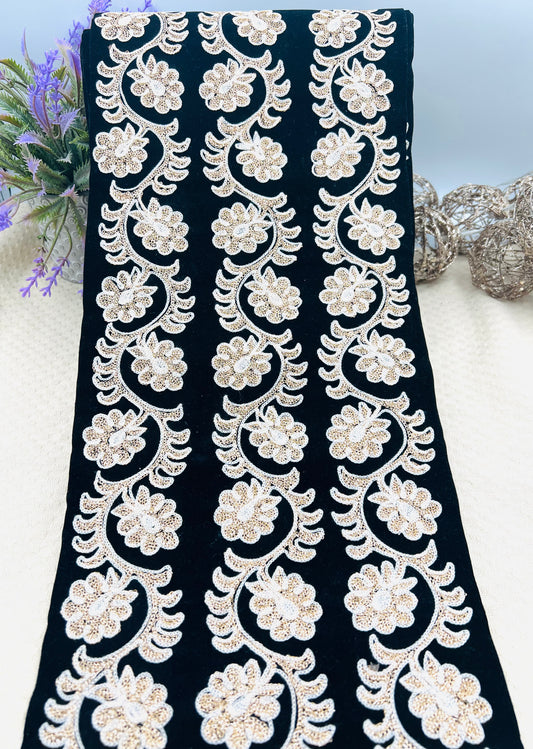 Galon extra large brodé doré et blanc sur velours noir