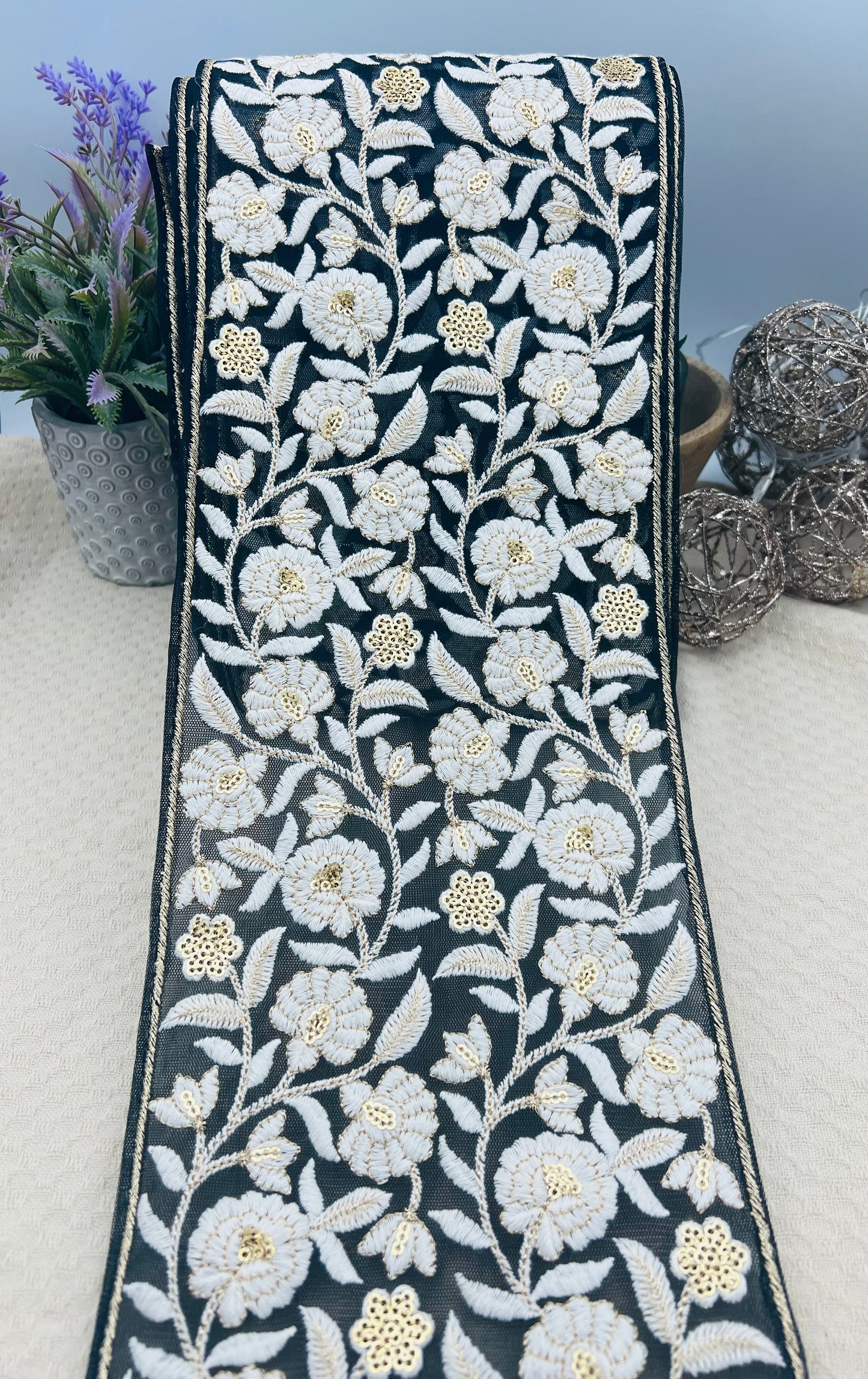 Galon large brodé floral blanc et doré sur fond noir transparent