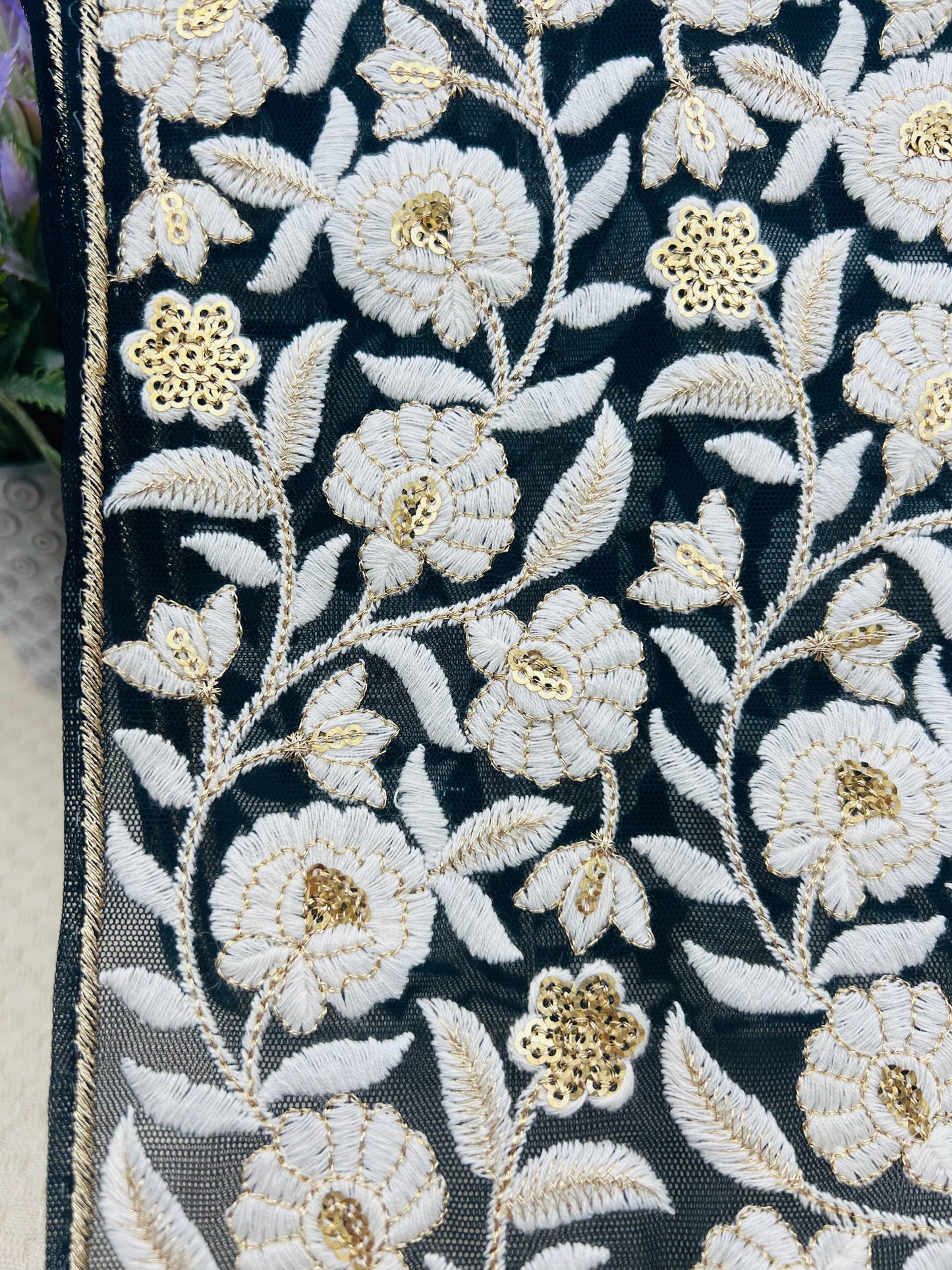 Galon large brodé floral blanc et doré sur fond noir transparent