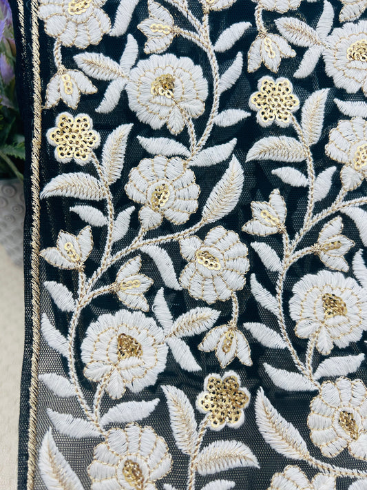 Galon large brodé floral blanc et doré sur fond noir transparent