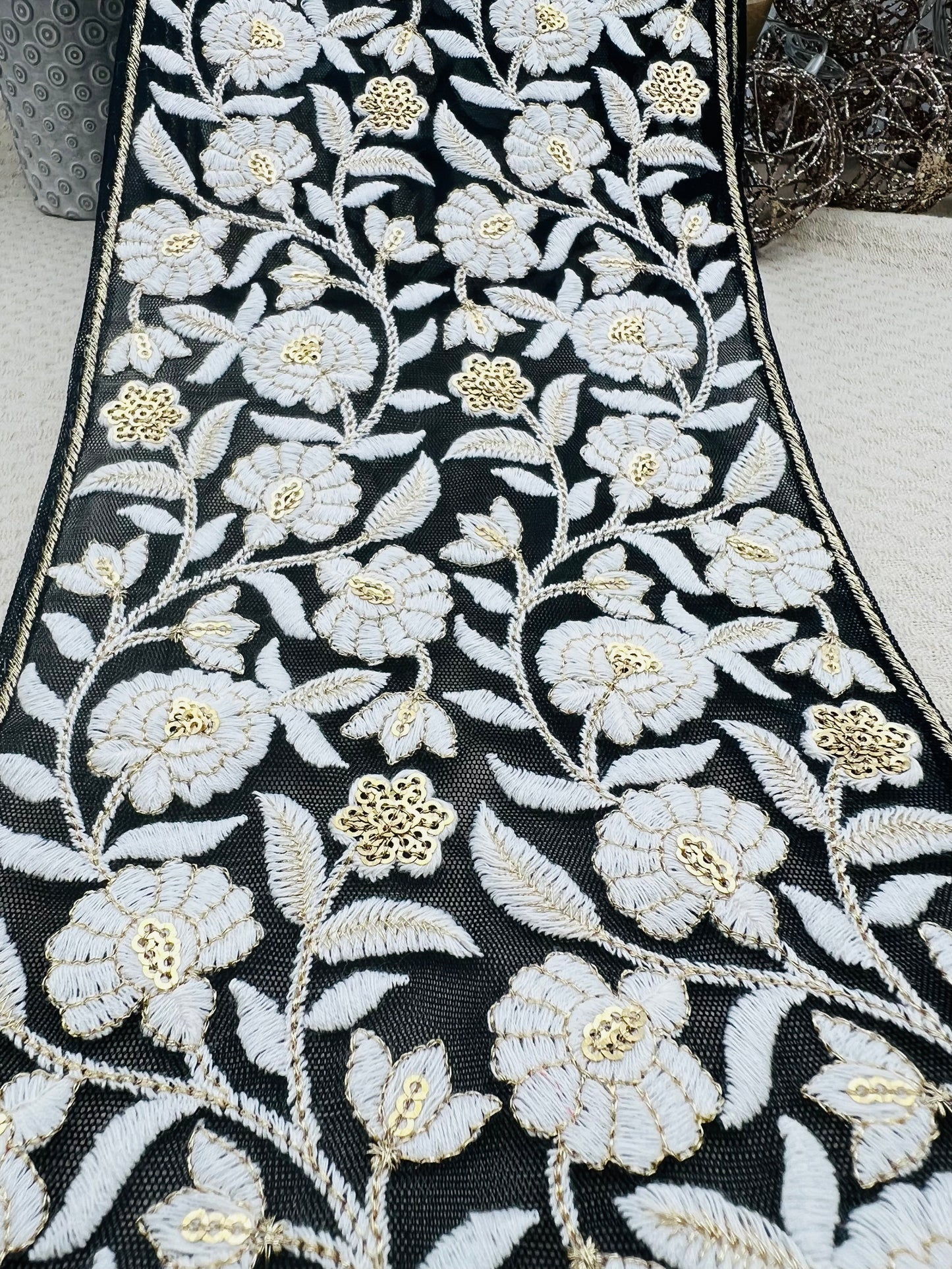 Galon large brodé floral blanc et doré sur fond noir transparent