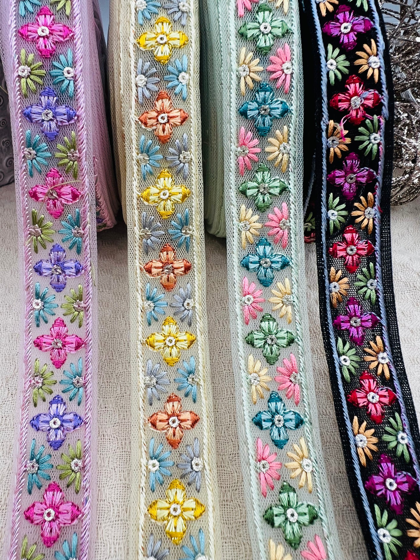 Galon brodé floral multicolore – 4 coloris disponibles