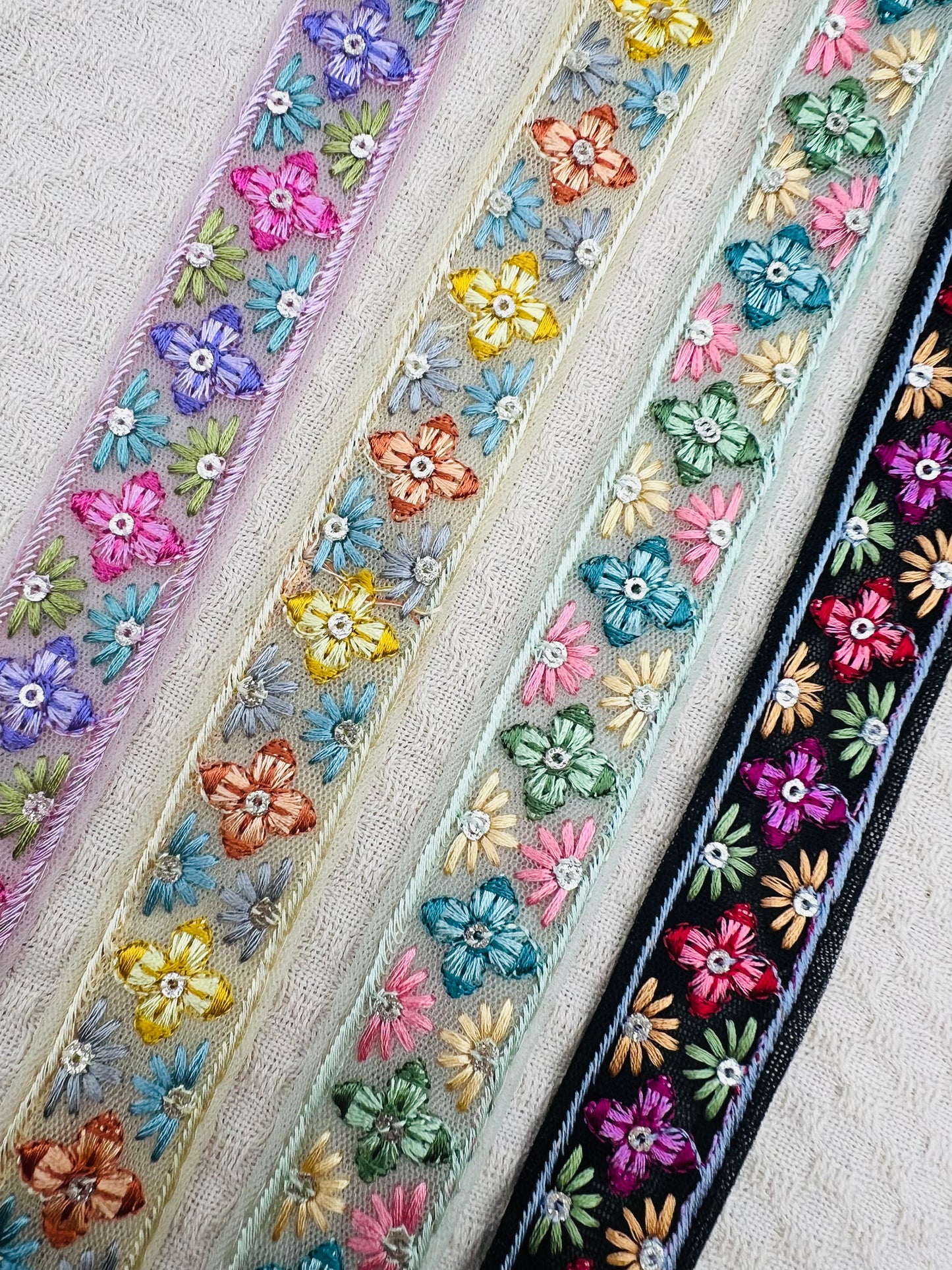 Galon brodé floral multicolore – 4 coloris disponibles