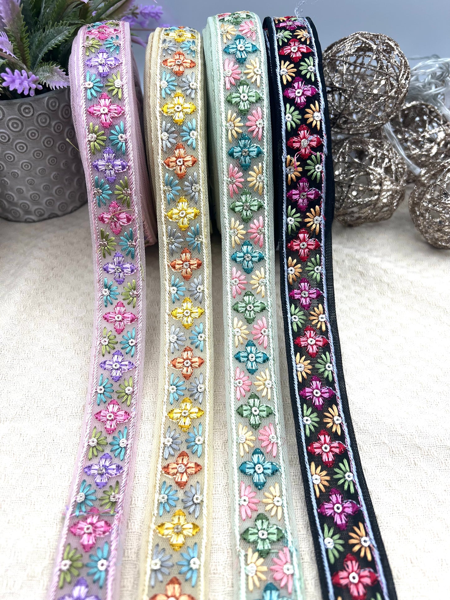 Galon brodé floral multicolore – 4 coloris disponibles