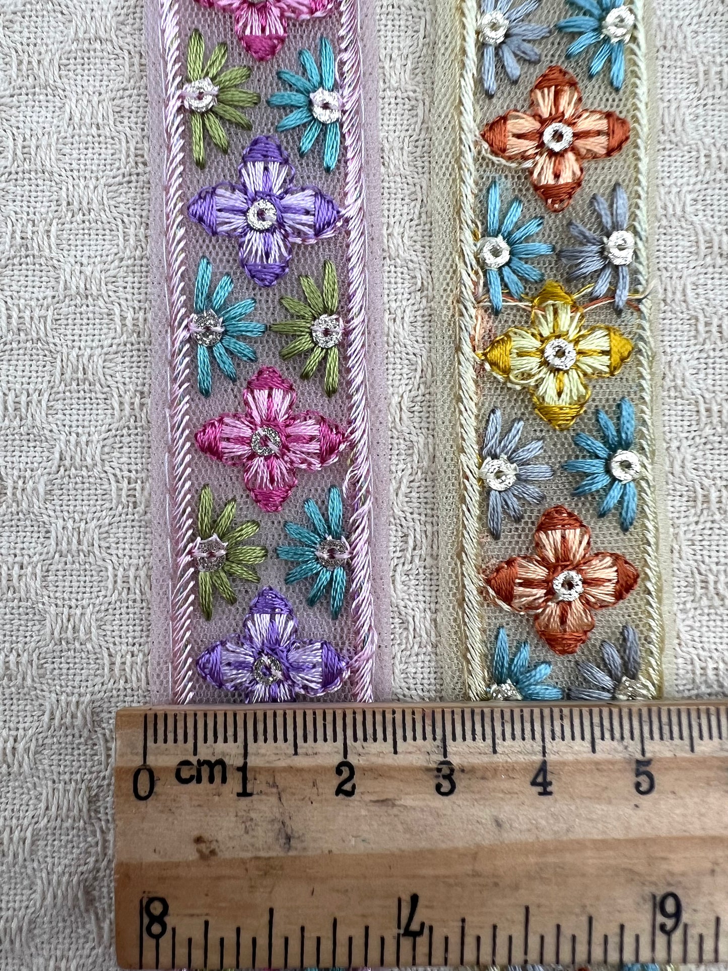 Galon brodé floral multicolore – 4 coloris disponibles