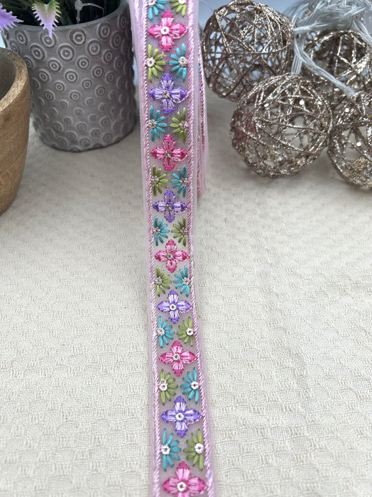 Galon brodé floral multicolore – 4 coloris disponibles