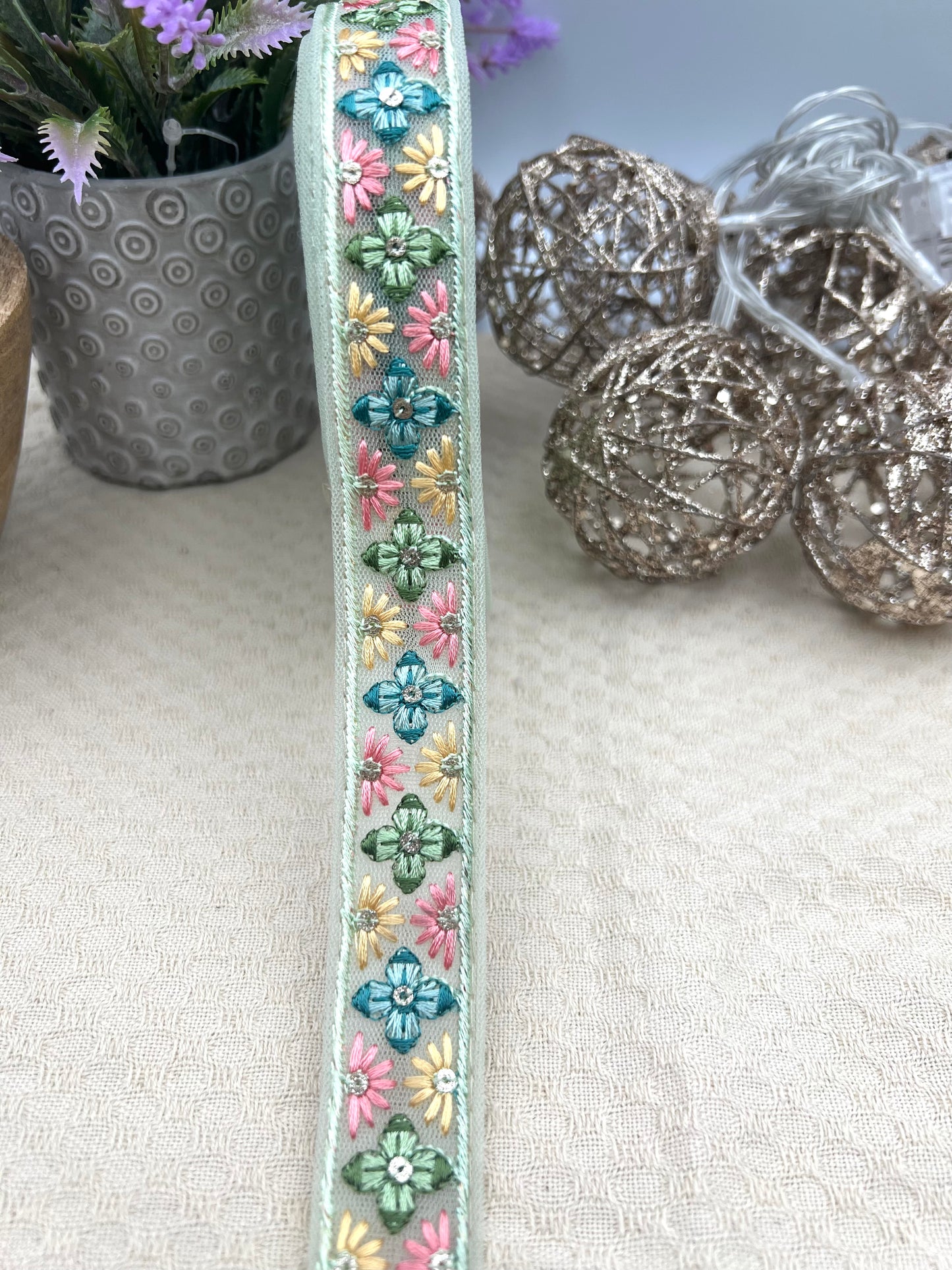 Galon brodé floral multicolore – 4 coloris disponibles