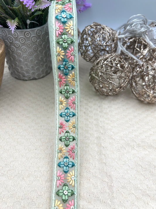 Galon brodé floral multicolore – 4 coloris disponibles