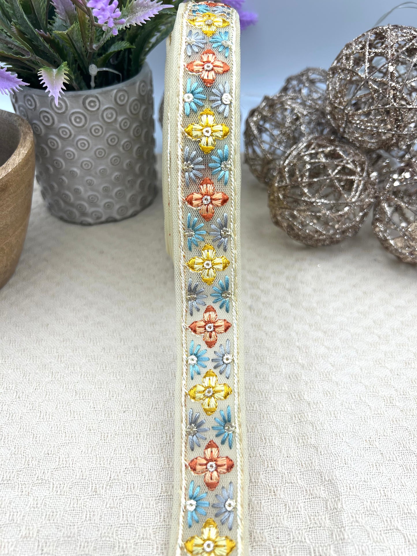 Galon brodé floral multicolore – 4 coloris disponibles