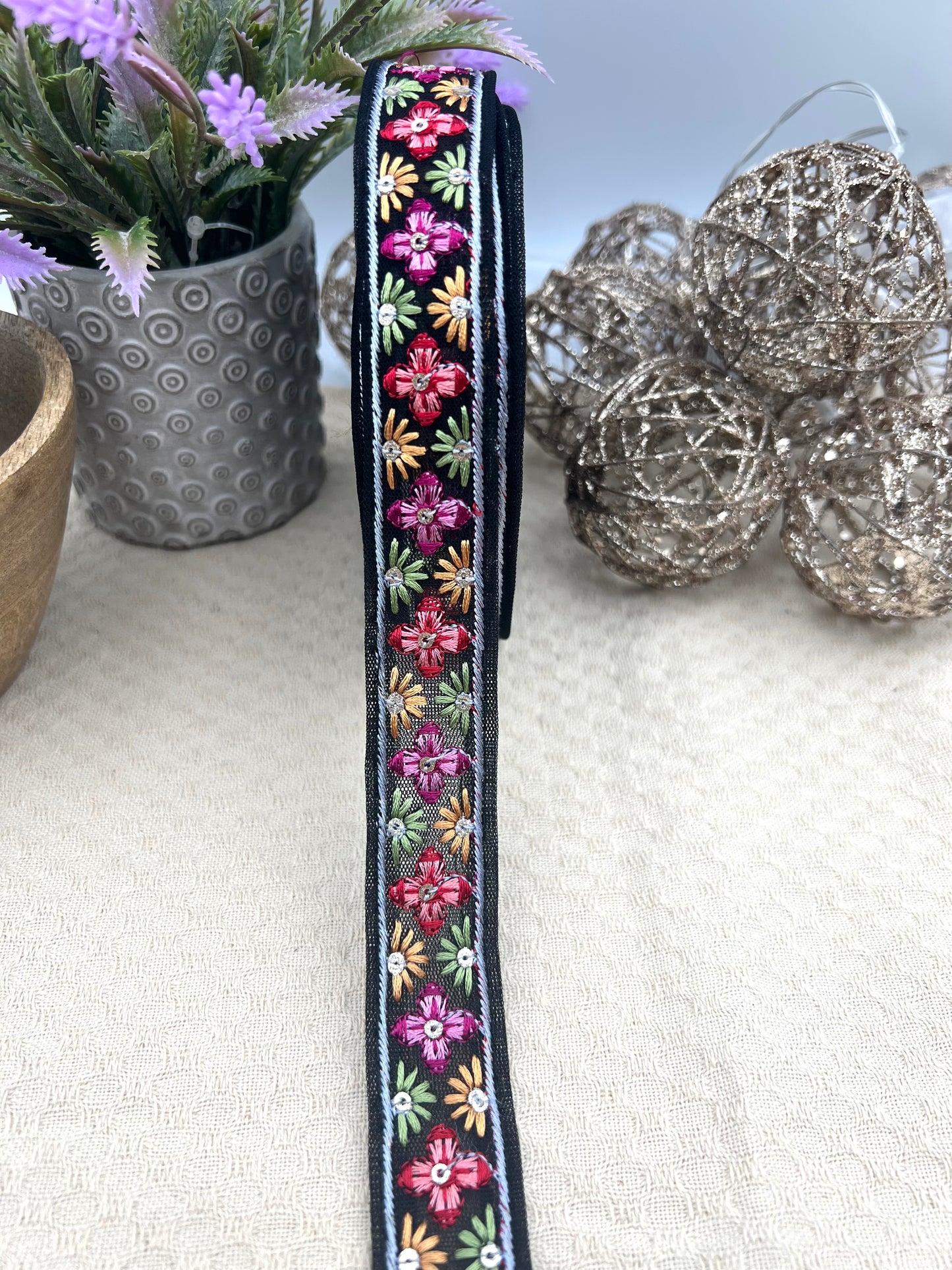 Galon brodé floral multicolore – 4 coloris disponibles