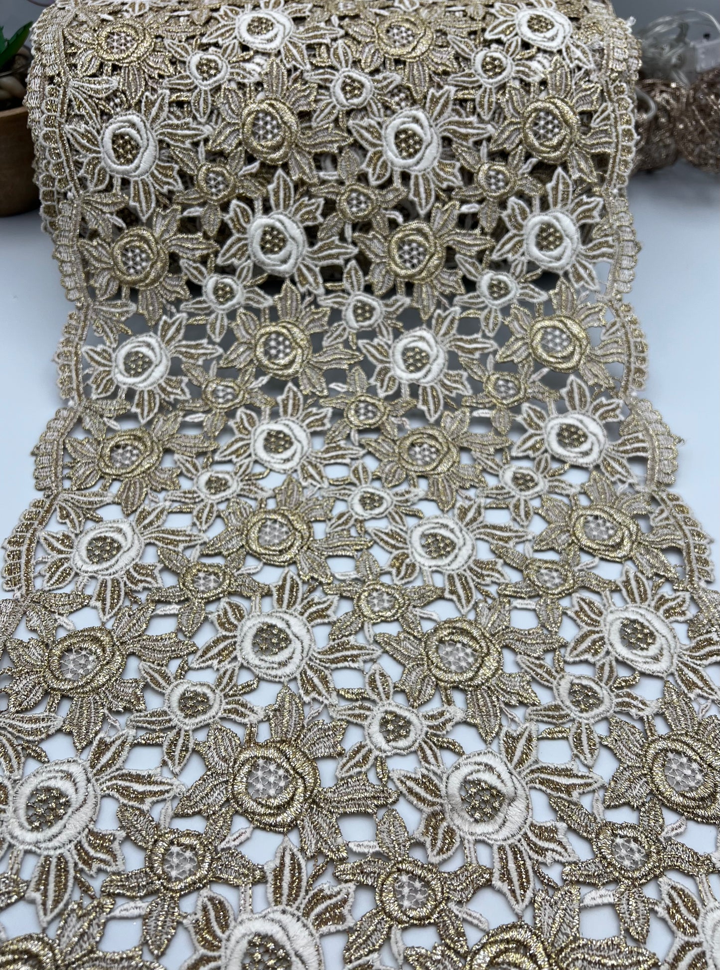 Galon brodé XXL doré et blanc – 29 cm de largeur