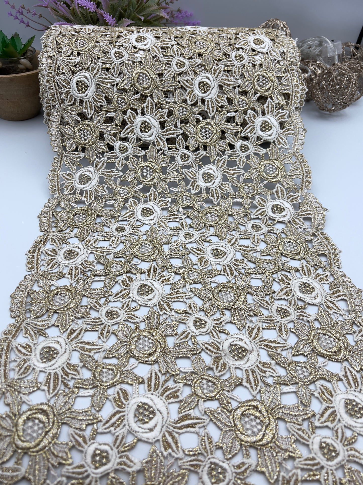 Galon brodé XXL doré et blanc – 29 cm de largeur