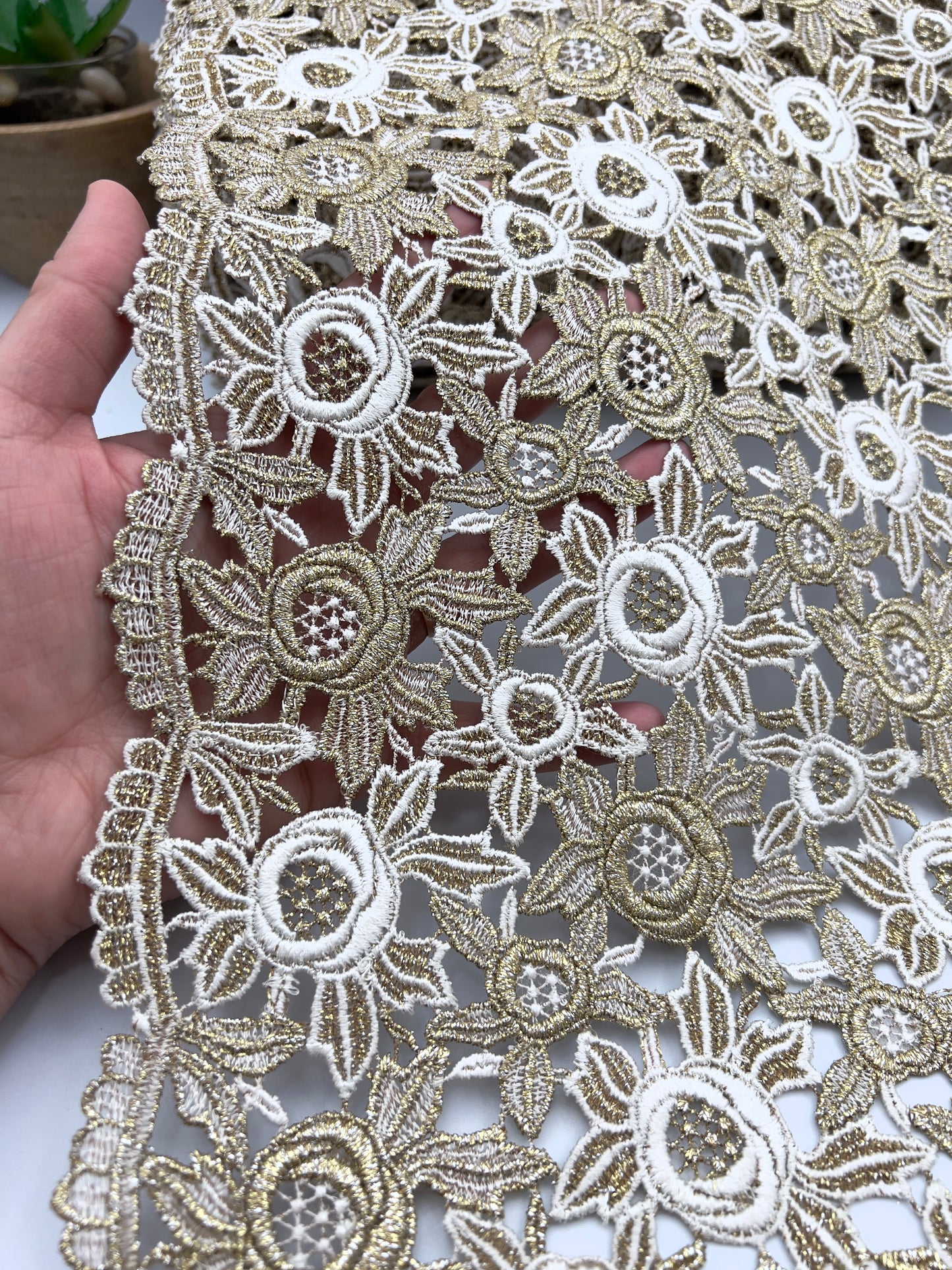 Galon brodé XXL doré et blanc – 29 cm de largeur