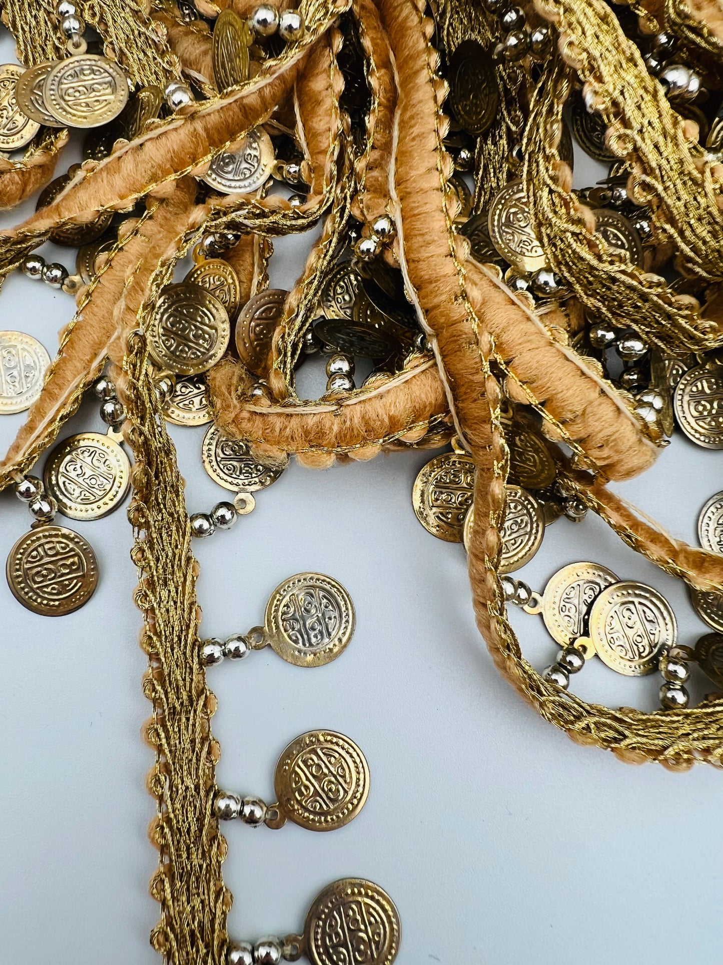 Galon doré à pampilles effet vieilli et perles