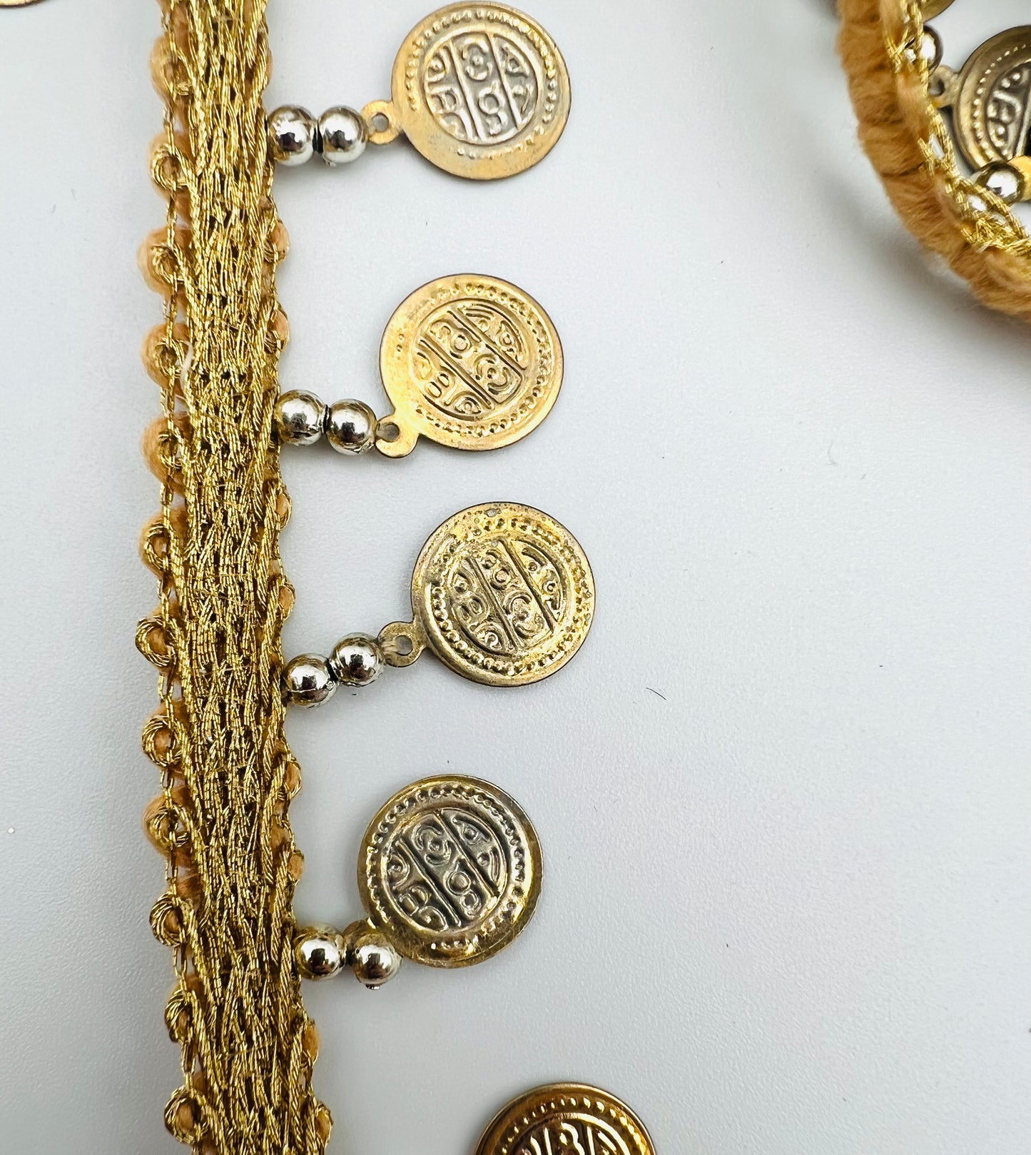 Galon doré à pampilles effet vieilli et perles