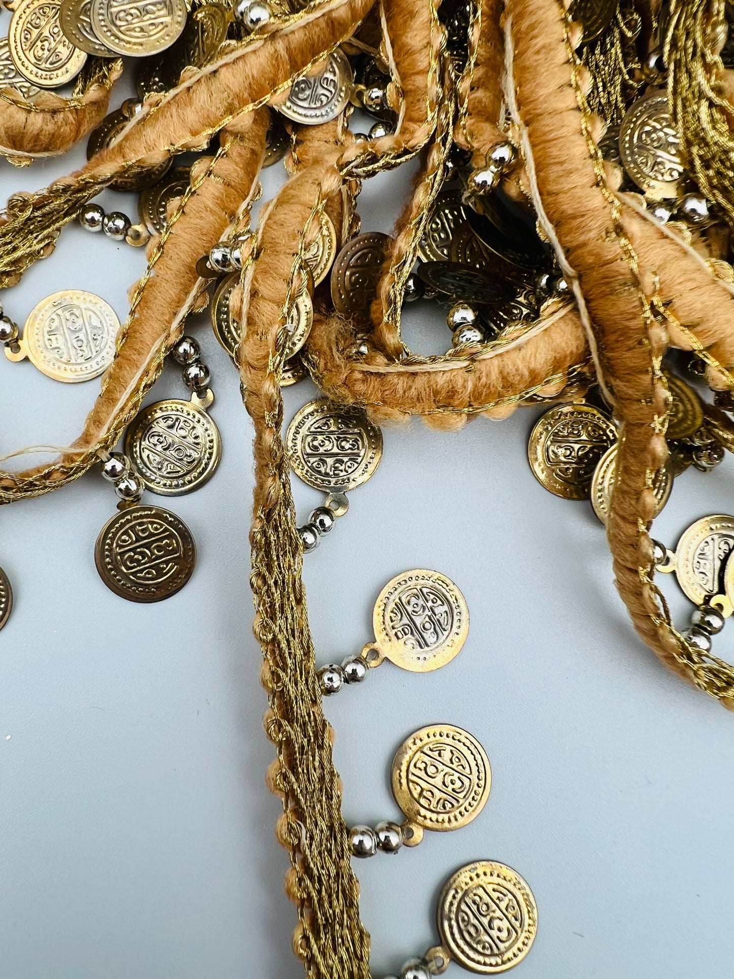 Galon doré à pampilles effet vieilli et perles