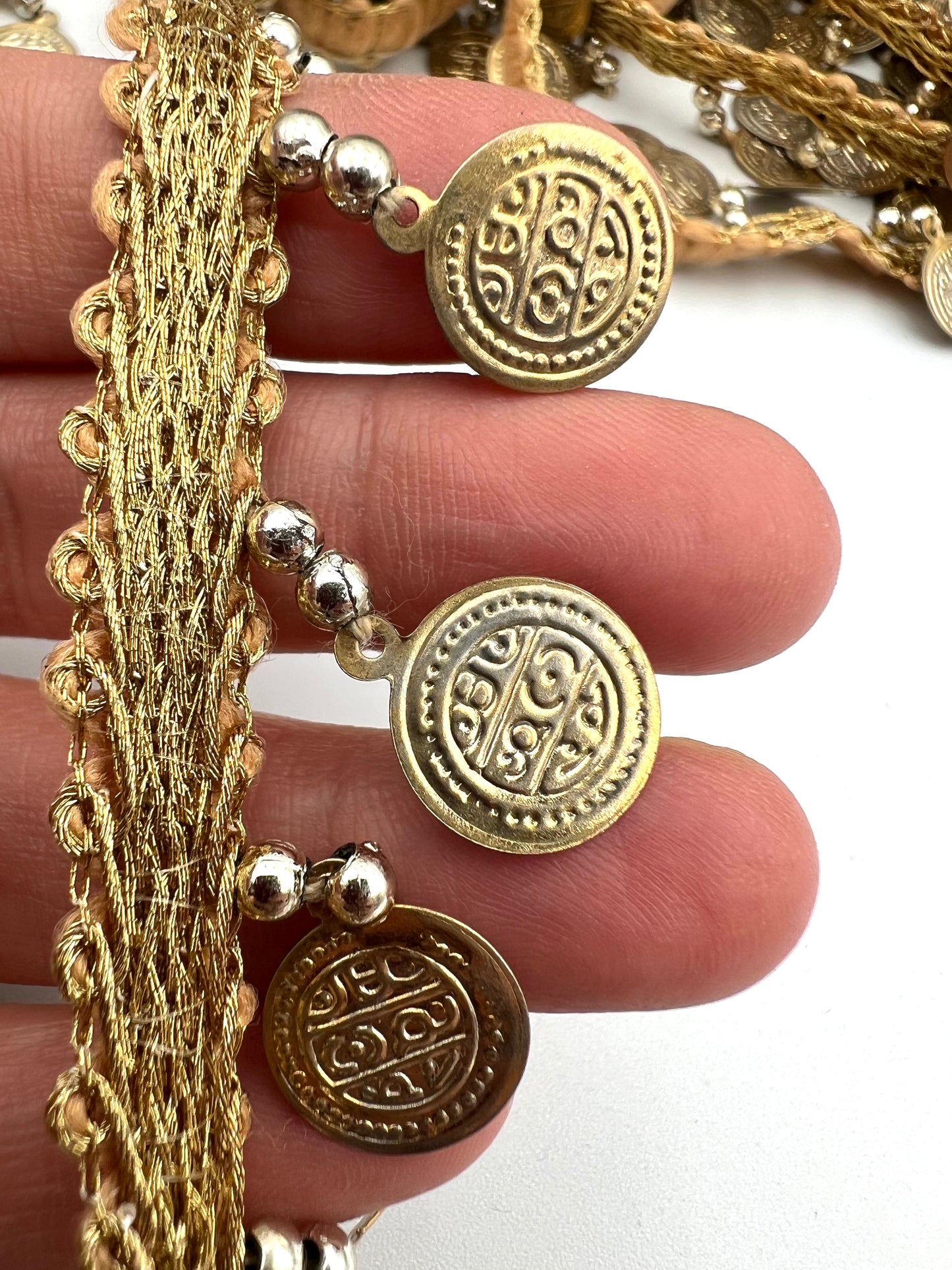 Galon doré à pampilles effet vieilli et perles