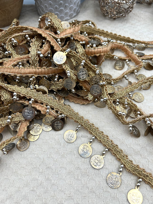 Galon doré à pampilles effet vieilli et perles