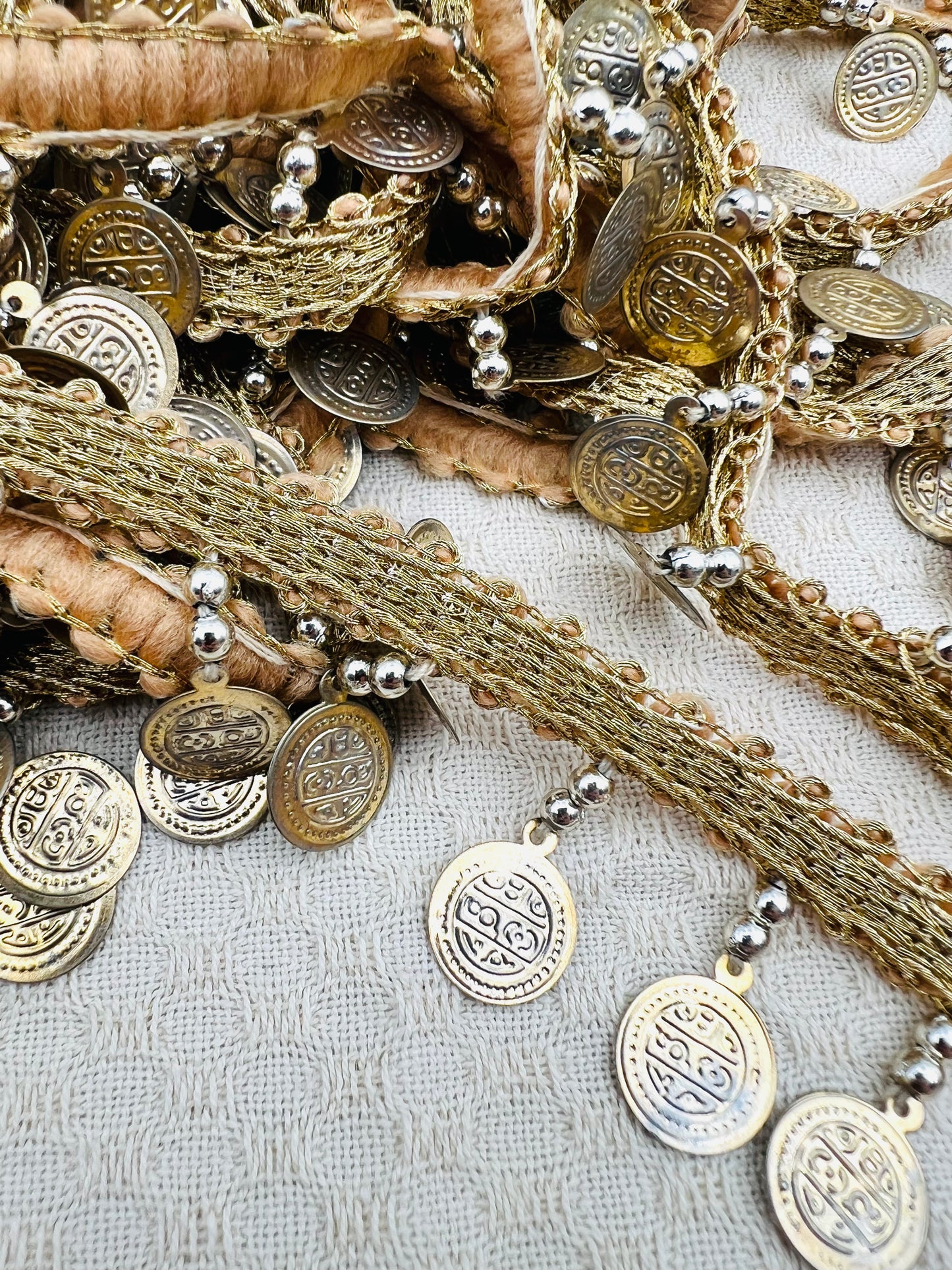 Galon doré à pampilles effet vieilli et perles