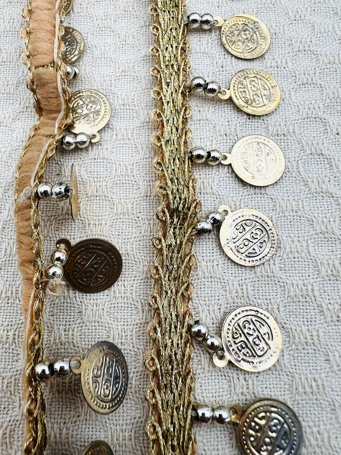 Galon doré à pampilles effet vieilli et perles