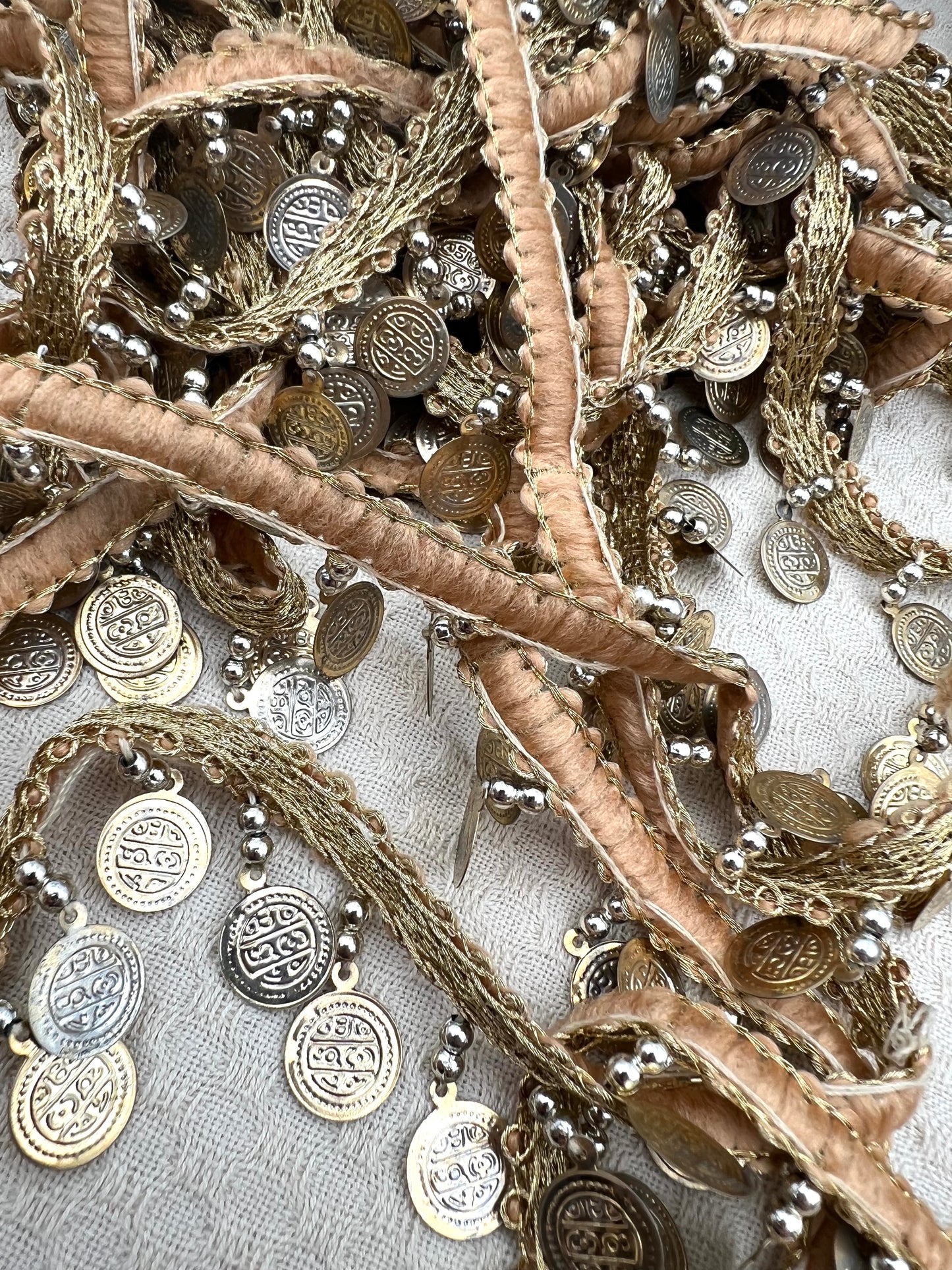 Galon doré à pampilles effet vieilli et perles