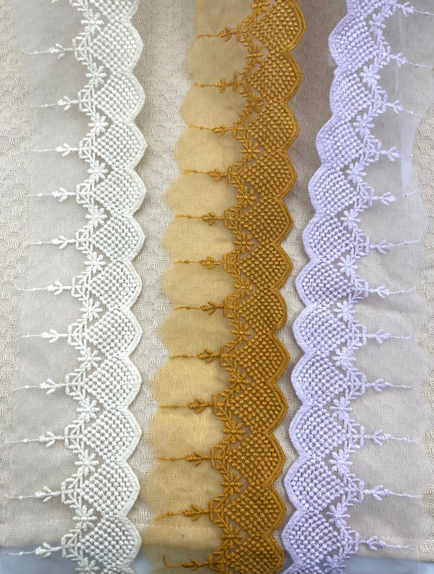 Galon brodé dentelle sur tulle – 3 coloris - 18 mètres