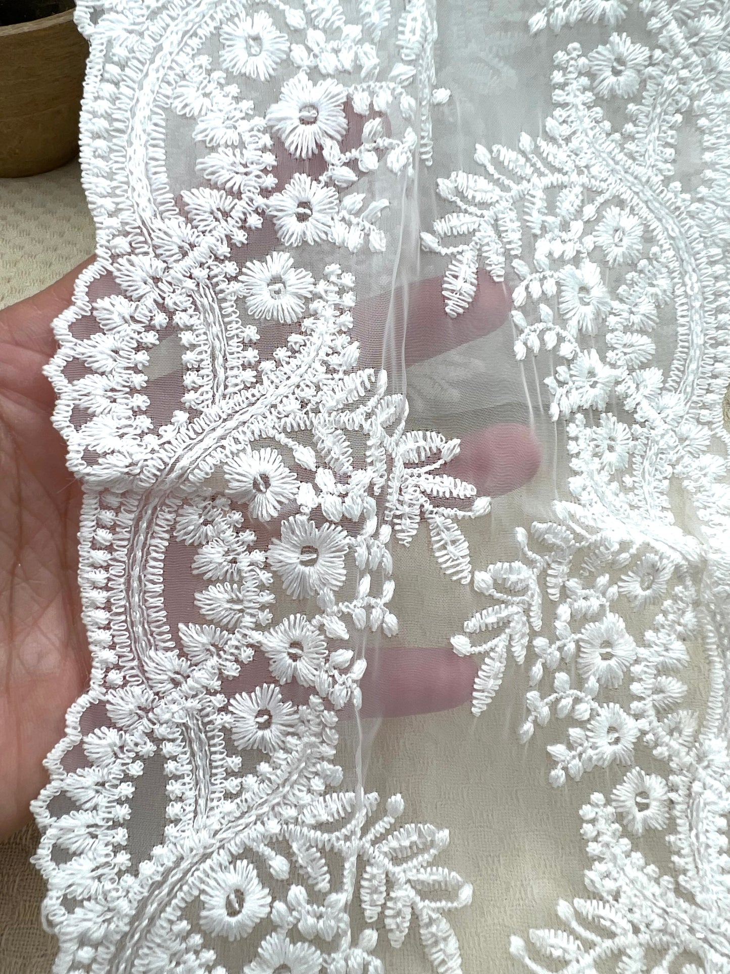 Galon large brodé blanc à sequins discrets