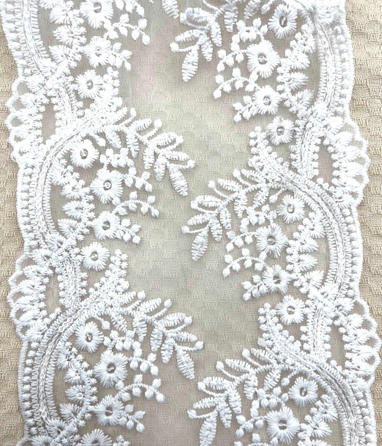 Galon large brodé blanc à sequins discrets