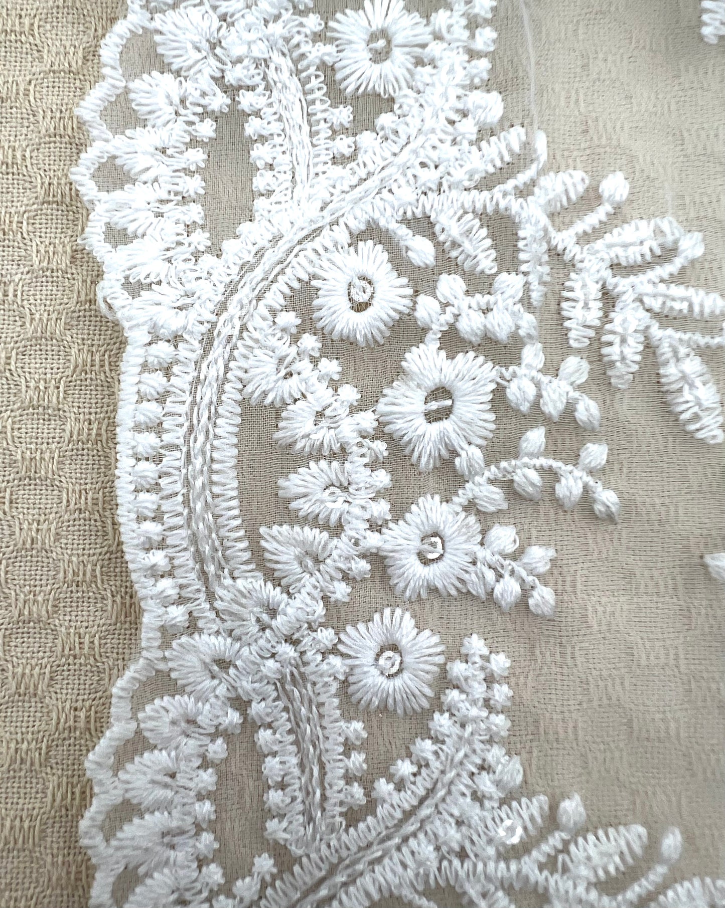 Galon large brodé blanc à sequins discrets