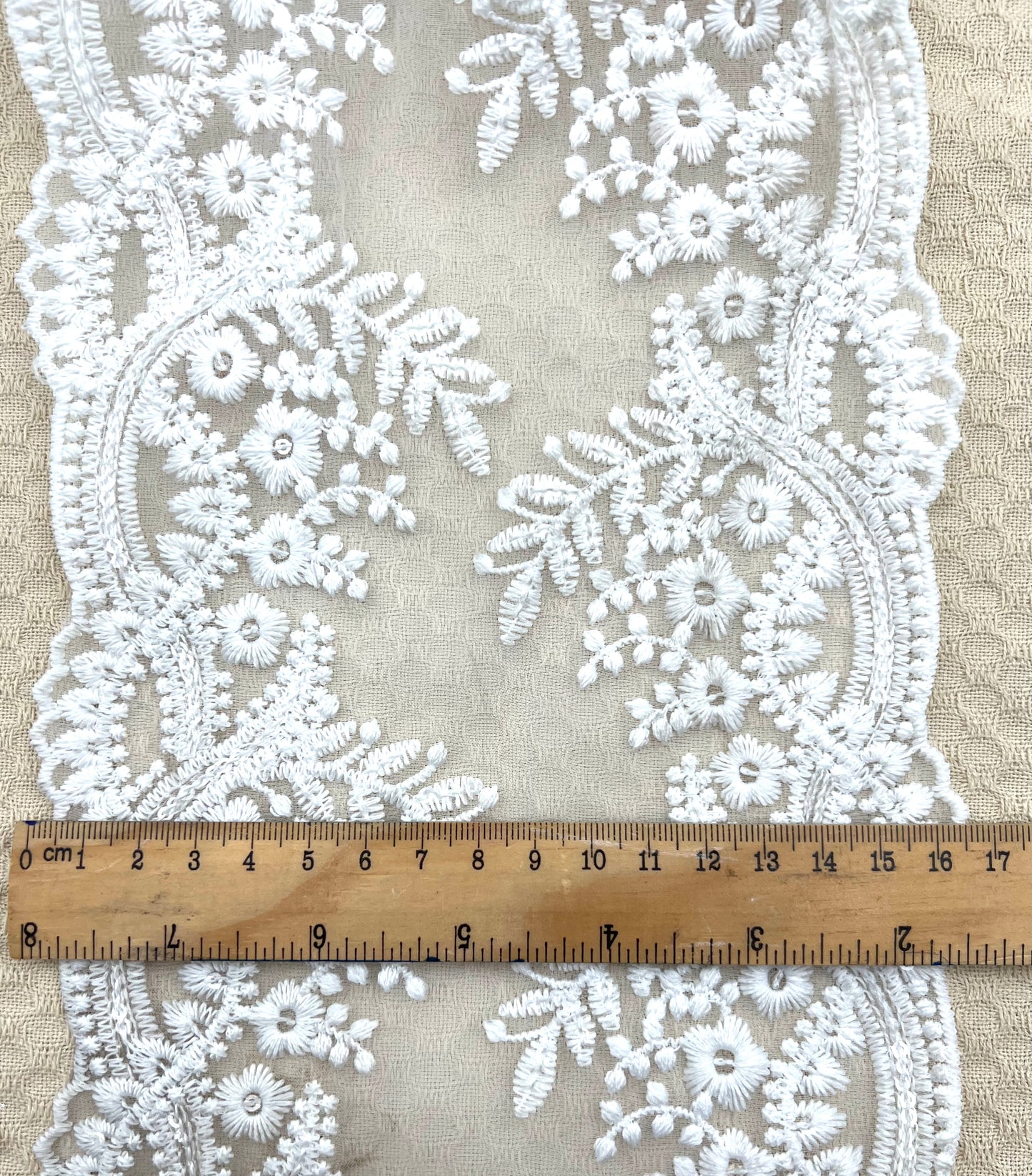 Galon large brodé blanc à sequins discrets