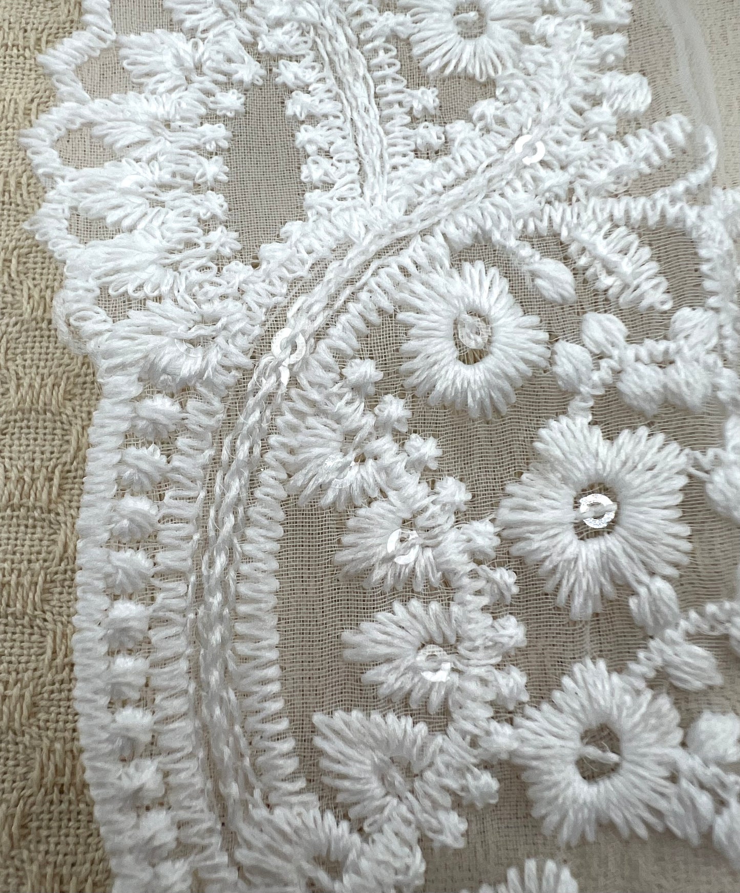 Galon large brodé blanc à sequins discrets