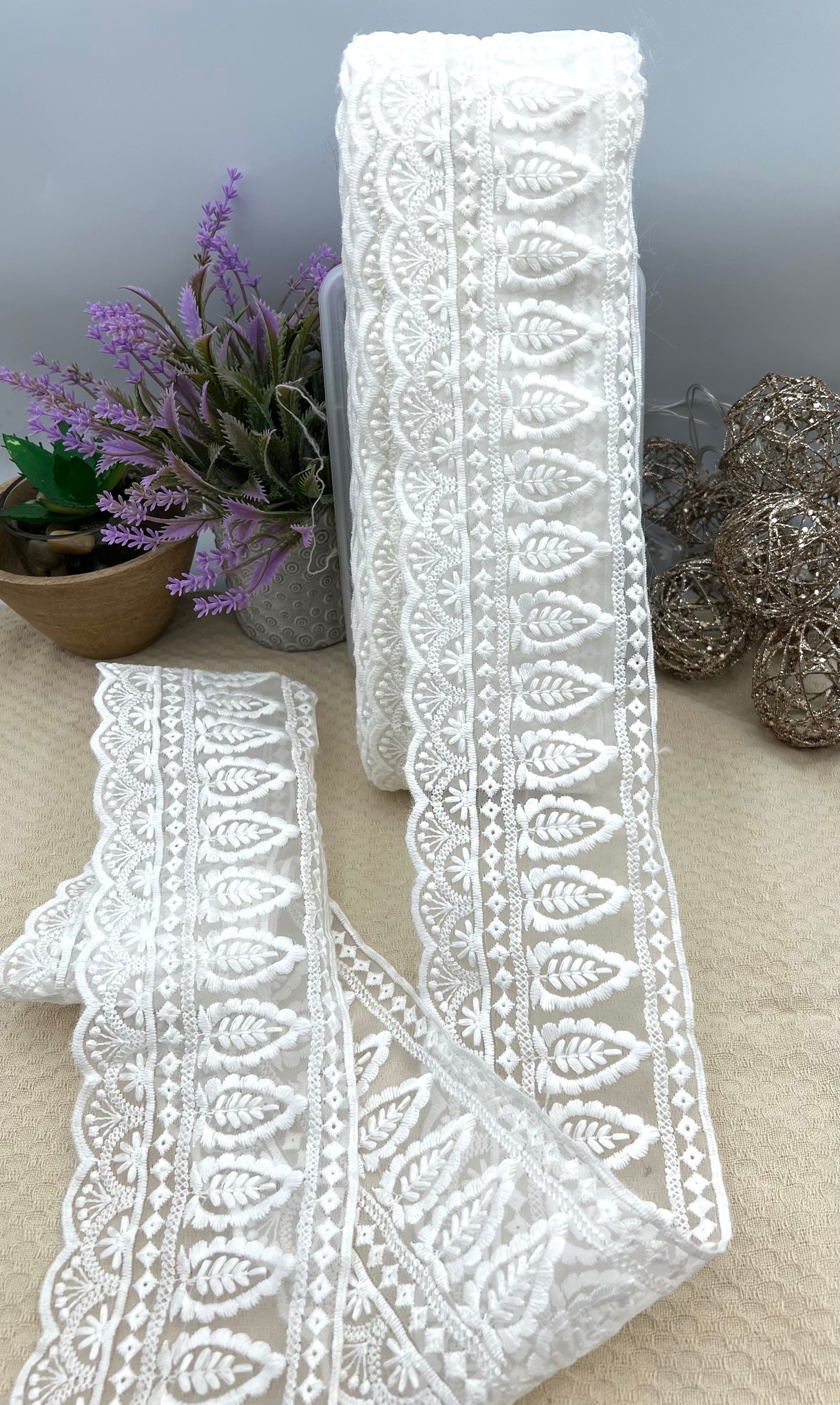 Galon brodé blanc motifs feuilles