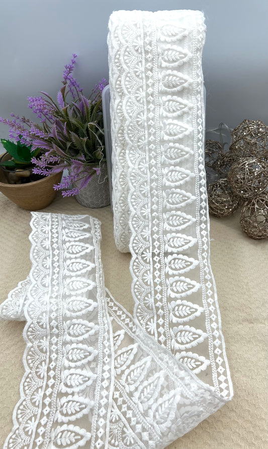 Galon brodé blanc motifs feuilles