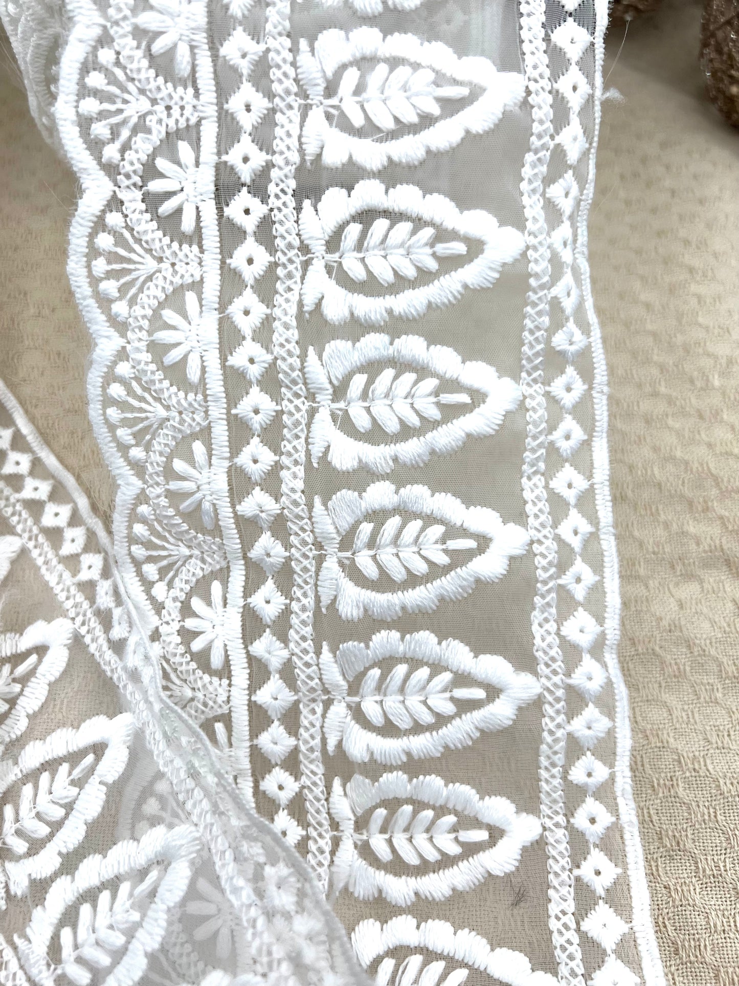Galon brodé blanc motifs feuilles