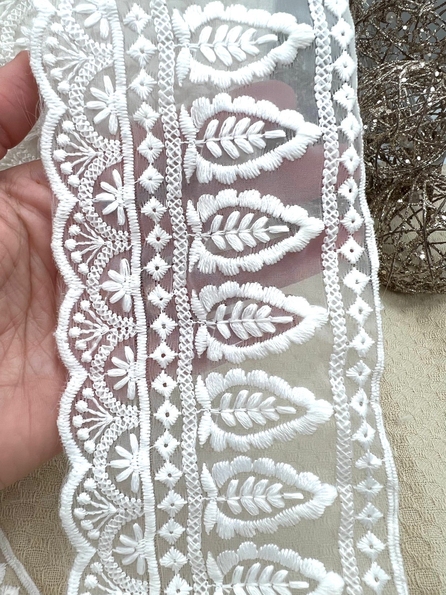 Galon brodé blanc motifs feuilles