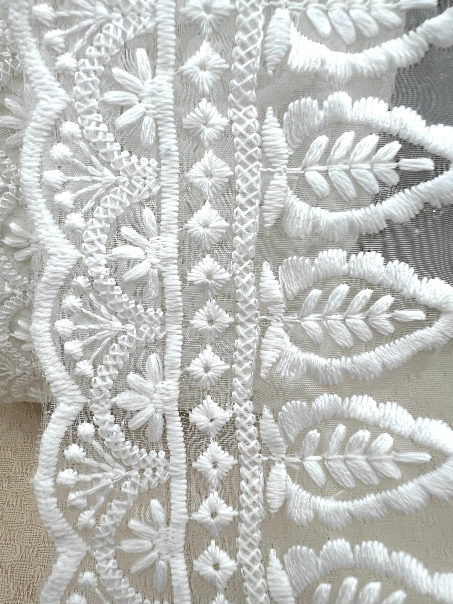 Galon brodé blanc motifs feuilles