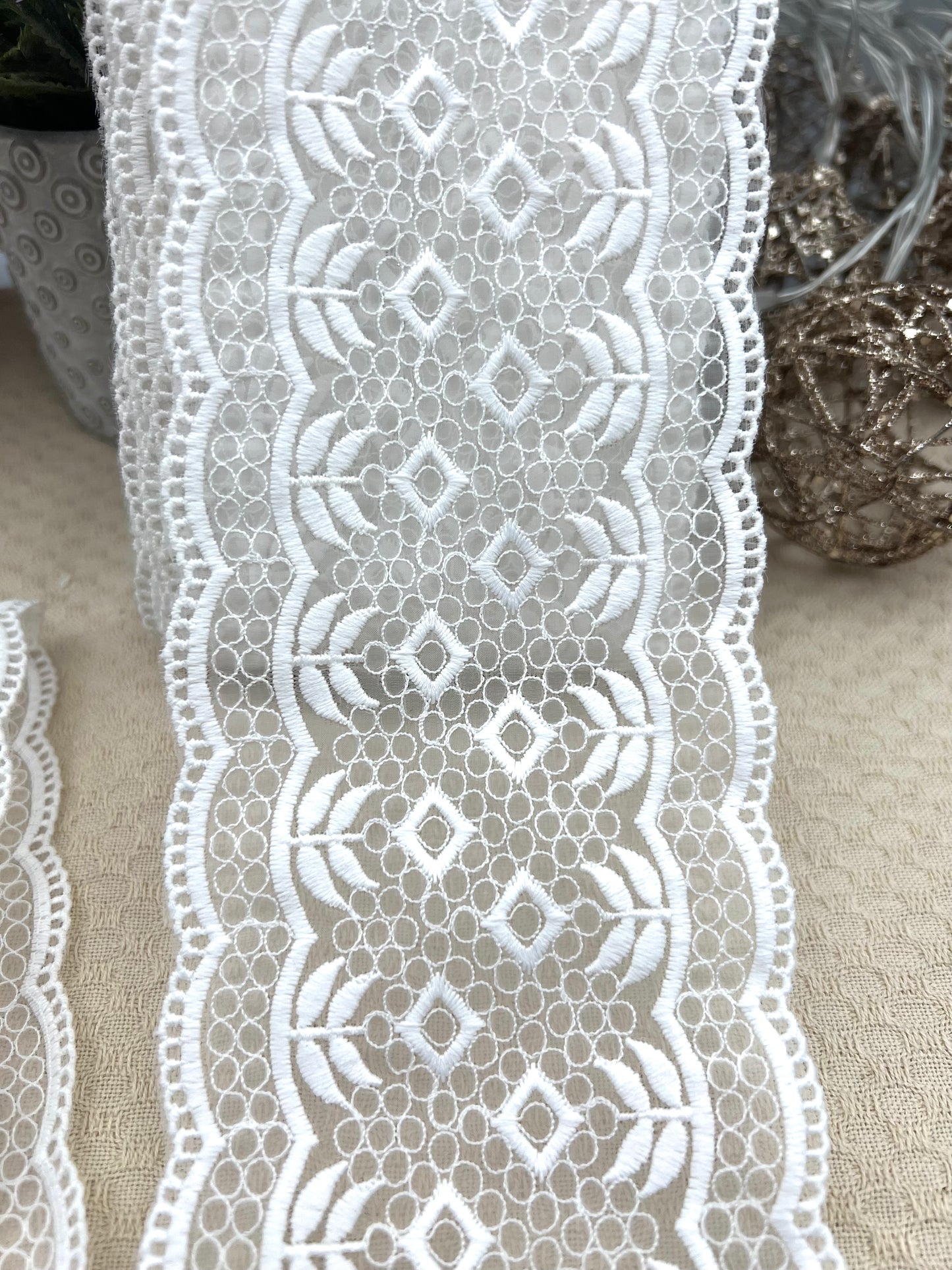 Galon brodé blanc motifs géométriques