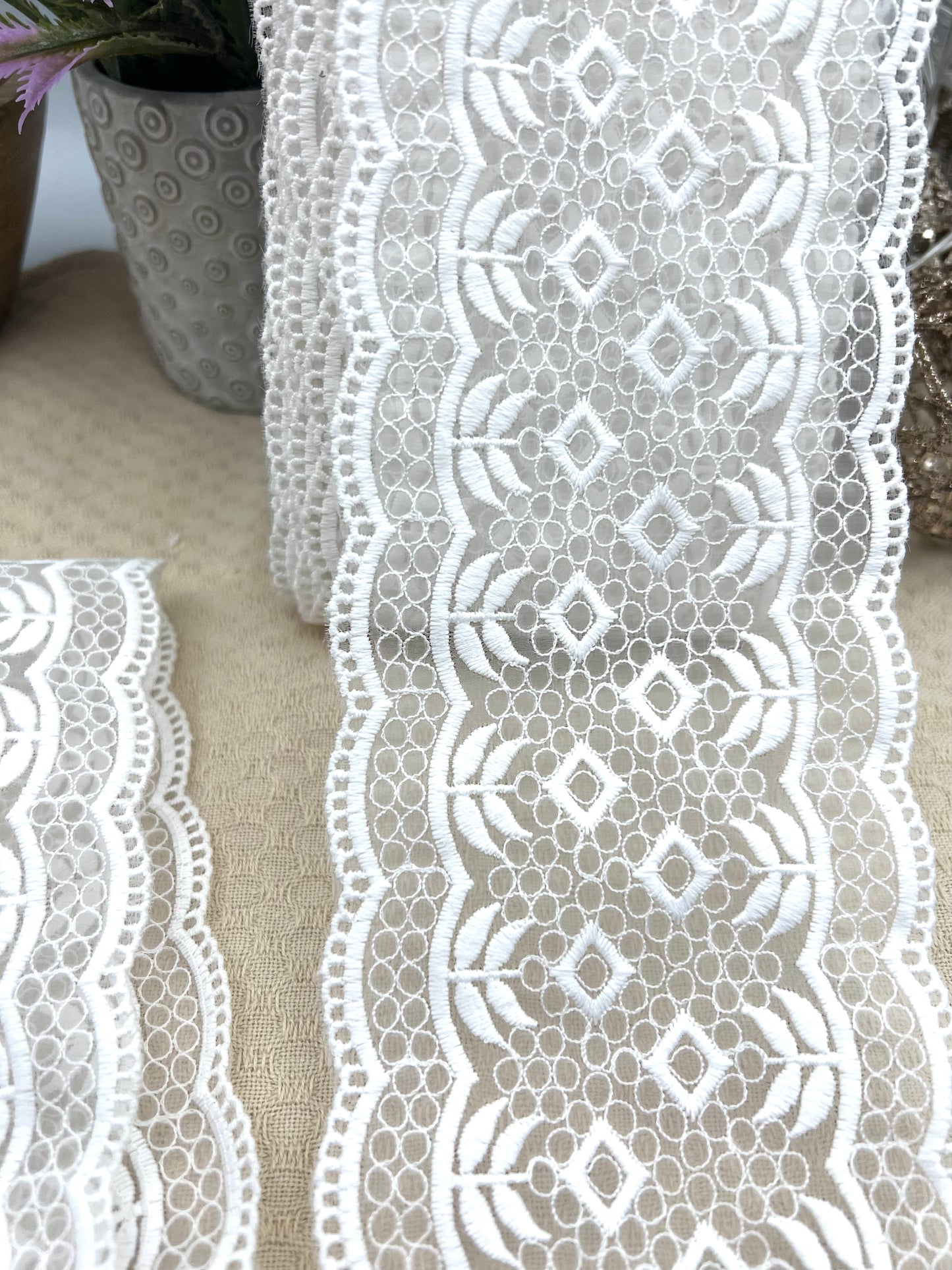 Galon brodé blanc motifs géométriques