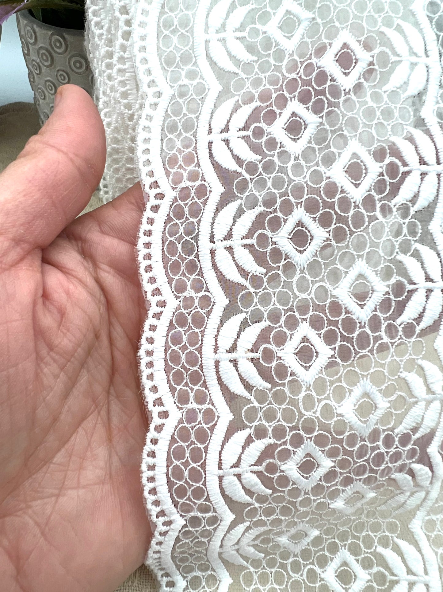 Galon brodé blanc motifs géométriques