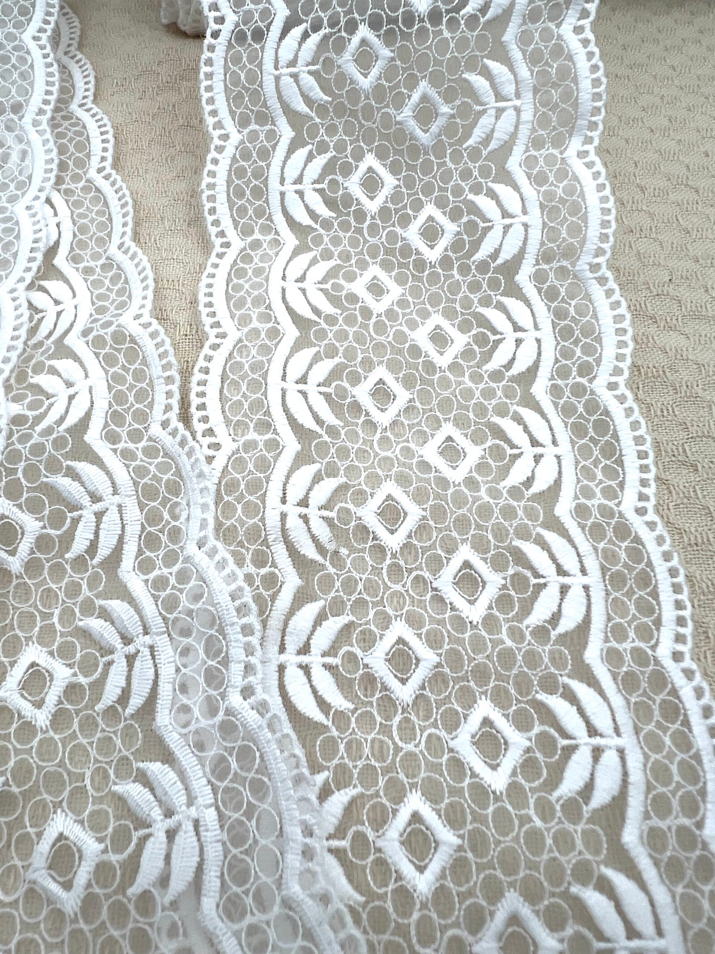 Galon brodé blanc motifs géométriques