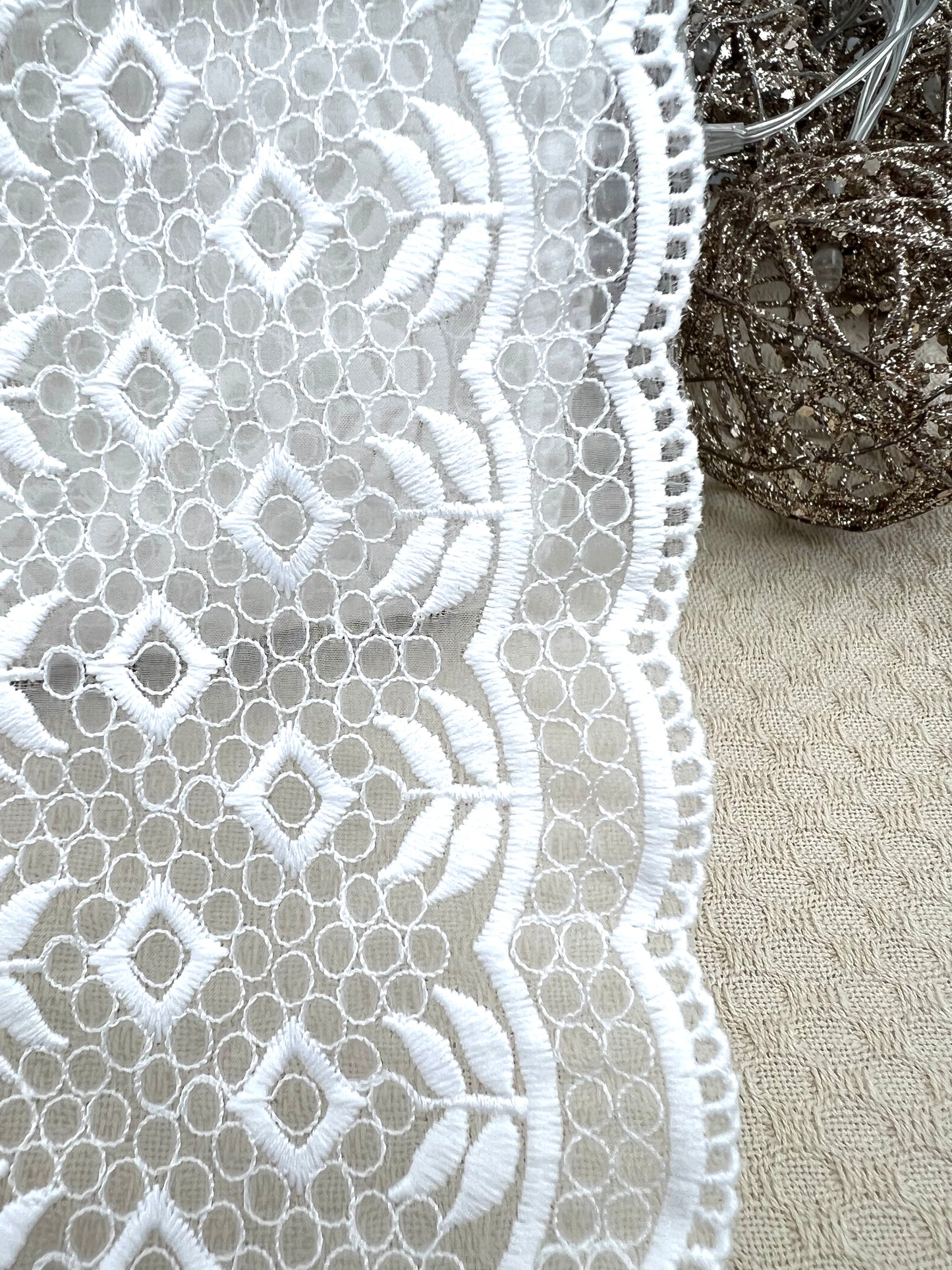 Galon brodé blanc motifs géométriques