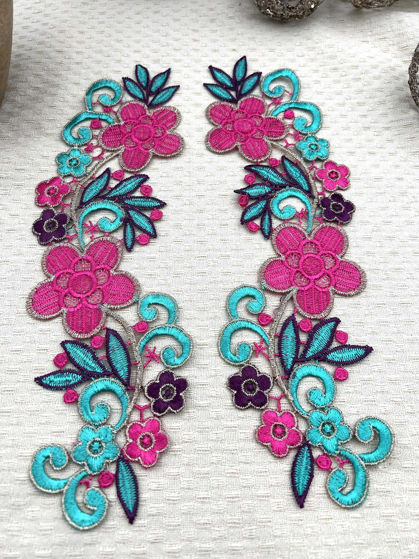 Guipure intemporelle fleurs fuschia turquoise violine 2 pièces