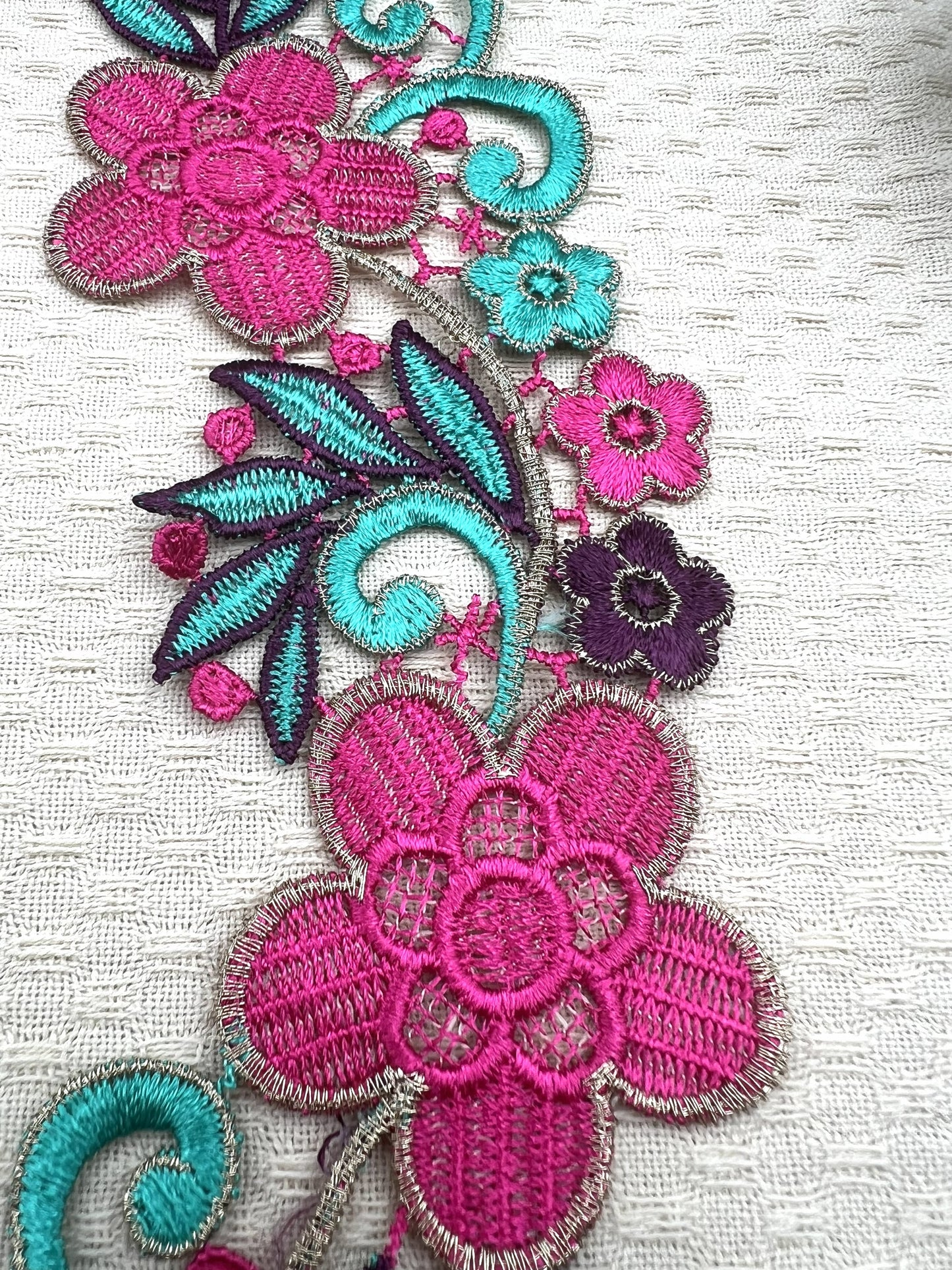 Guipure intemporelle fleurs fuschia turquoise violine 2 pièces