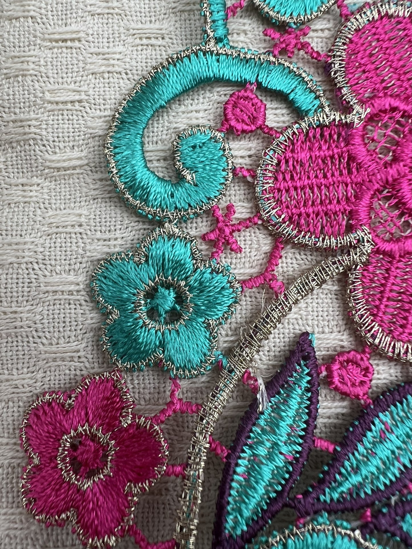 Guipure intemporelle fleurs fuschia turquoise violine 2 pièces